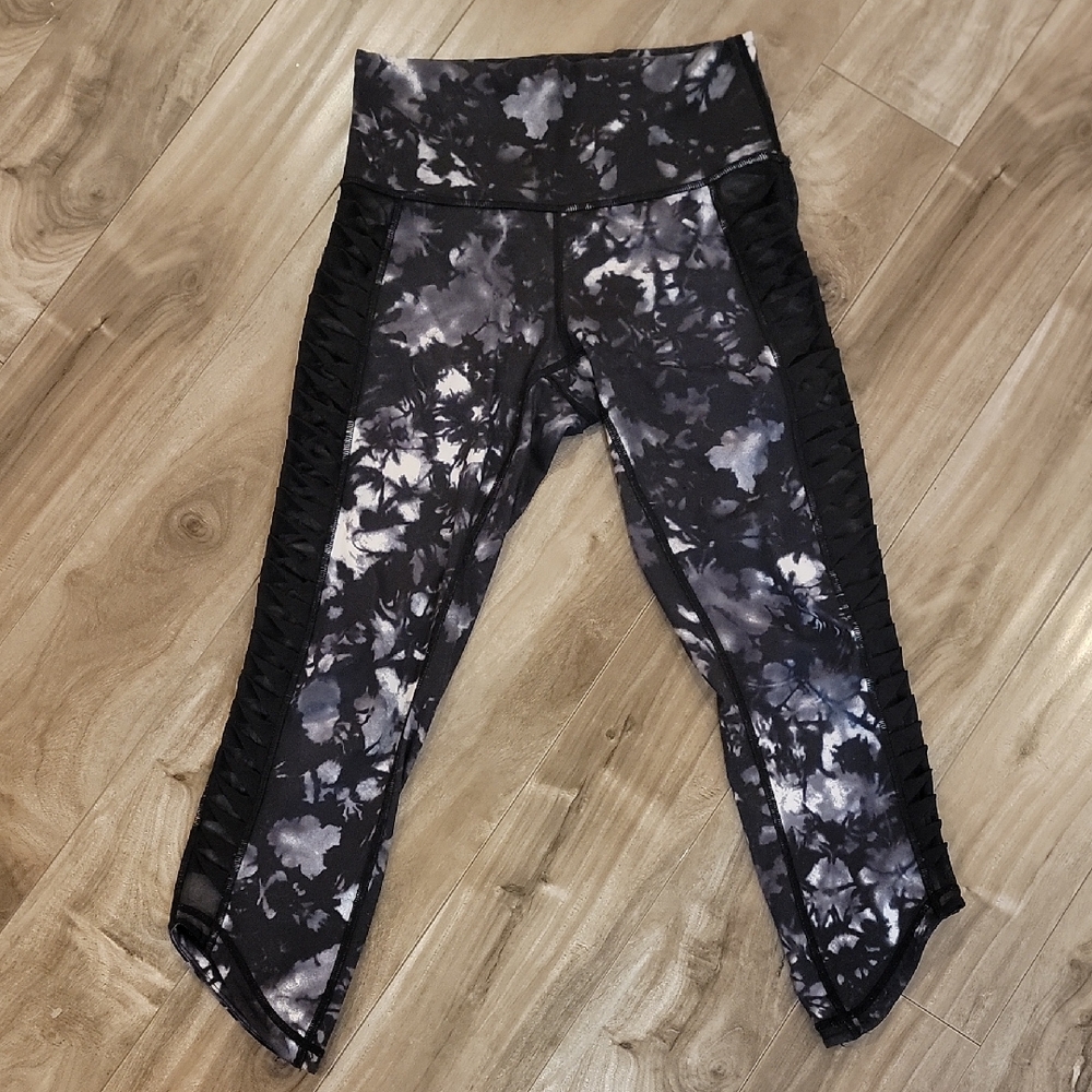 ❄️3/$30 LULULEMON Sunshine Salutation Capri Leggings